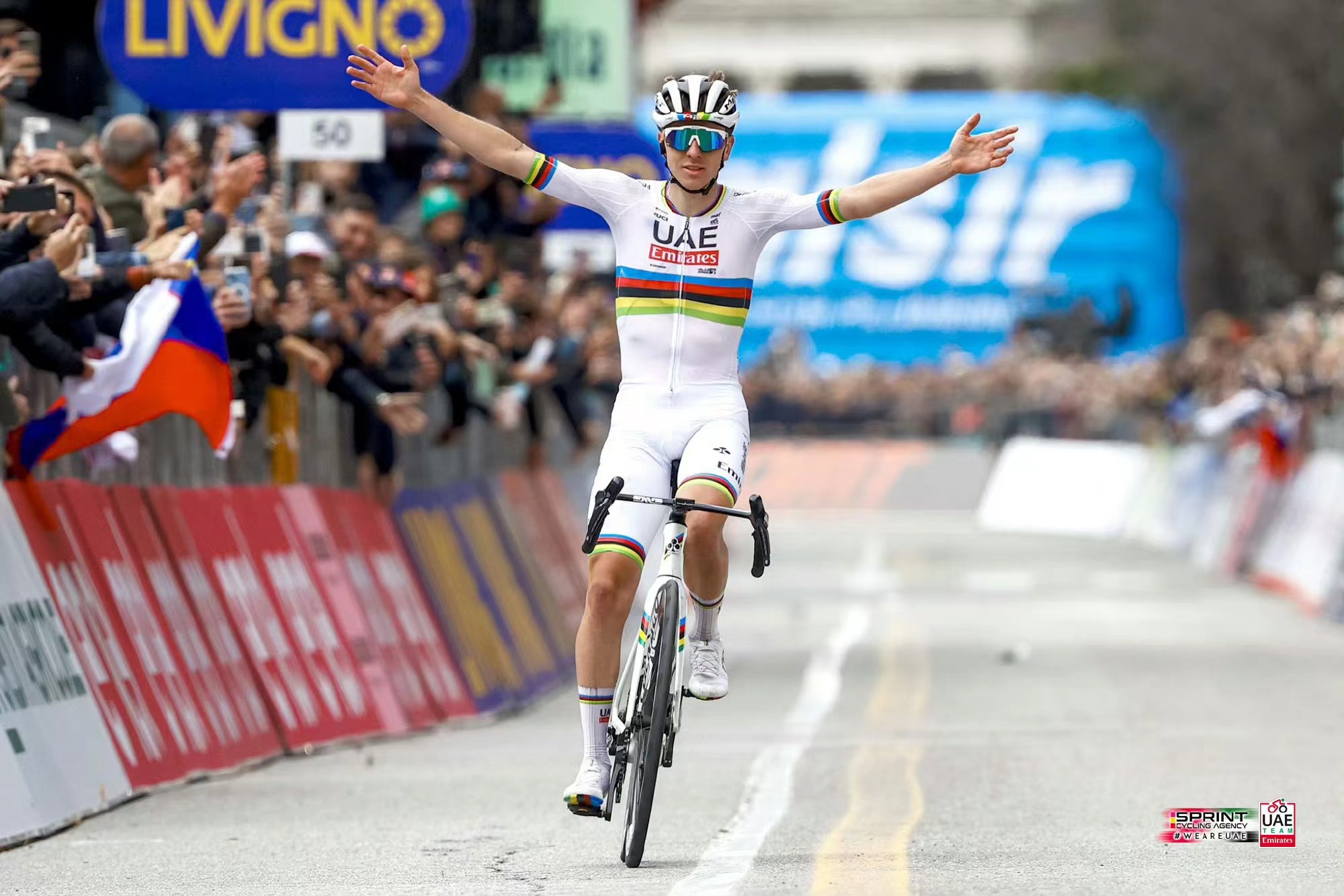 Il talentuoso adolescente Pogacar del team degli Emirati Arabi Uniti vince quattro campionati consecutivi al Giro di Lombardia